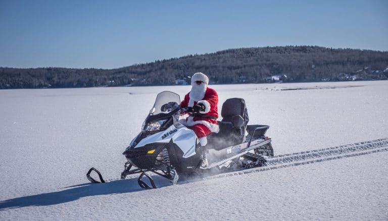 pere noel en motoneige